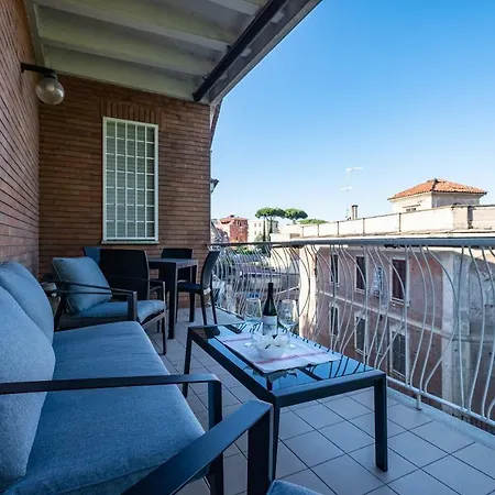 Your Trastevere Balcony Apartment Rome