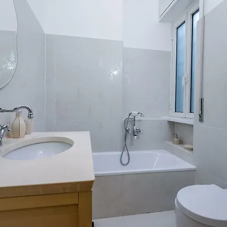 Your Trastevere Balcony Apartment *